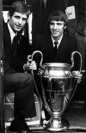 Rivera, a sinistra, e Prati con la Coppa dei Campioni: ne ha vinte due, entrambe con il Milan. Ap